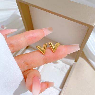 Glatte V-förmige minimalistische Ohrstecker Kalte Ohrringe für Männer und Frauen Persönlichkeit Temperament Bankett-Ohrringe
