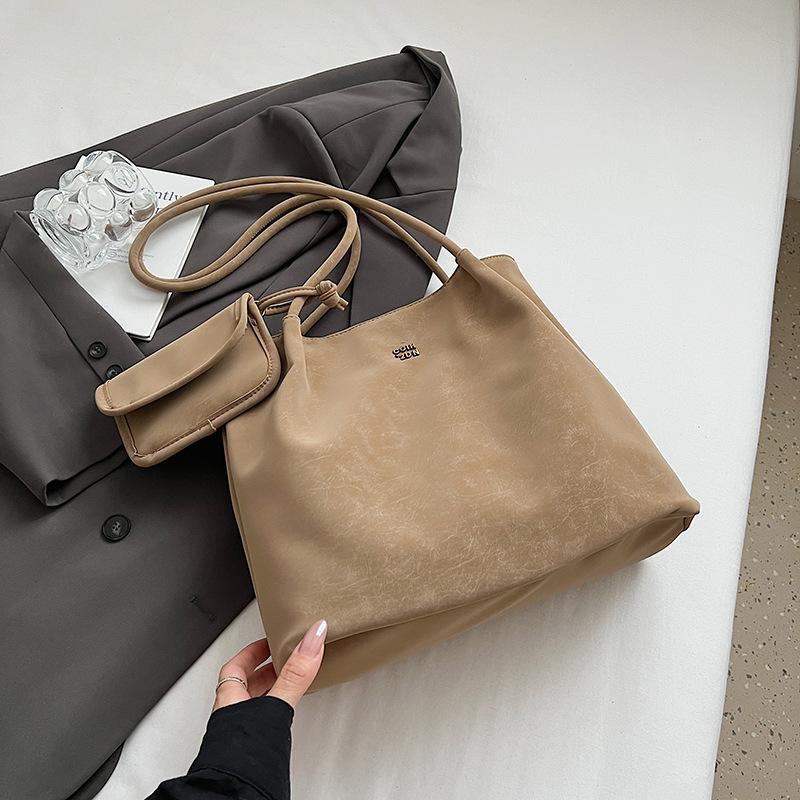 Large-capacity Bag, Messenger Bag, Women's Bucket Bag, Commuter Tote Shoulder Bag, Simple, Fashionable and Fashionable Light Luxury Underarm Bag.