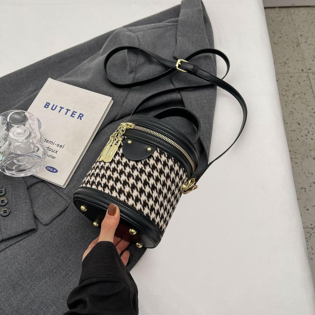 Retro Versatile Small Bag Women's Autumn New Fashion Niche Messenger Bag Texture Diamond Portable Bucket Bag