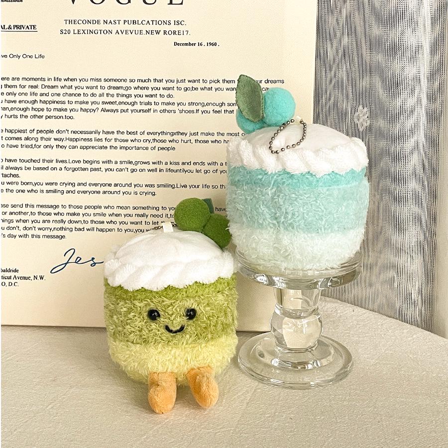 Pluszowy wisiorek - Ciasto z wiśniowym gradientem - Uroczy prezent urodzinowy i akcesorium do torby