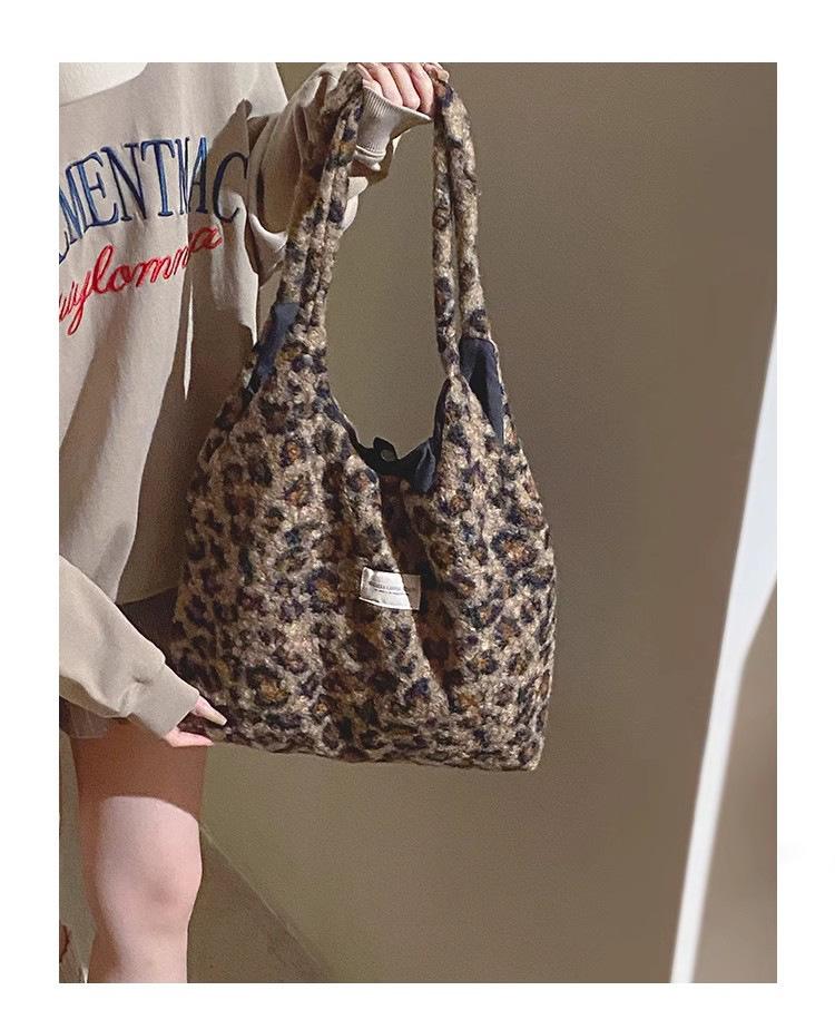 

Корейская версия модной сумки большой вместимости, женский рюкзак 2024 года, новая сумка-ведро с леопардовым принтом, плюшевая сумка через плечо премиум-класса коричневый