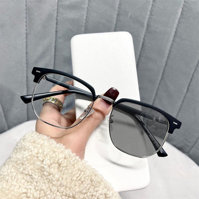 Color-Changing Retro Eyebrow Glasses Frame Men'S Business Photosensitive Gray Myopia Glasses Anti-Blue Light Versatile Flat Light