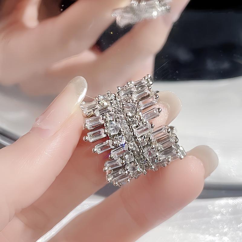 Niche Light Luxury Irregular Micro-Inlaid Circle Zircon Ring Luxury High-End Female Gypsy Star Snowflake Ring