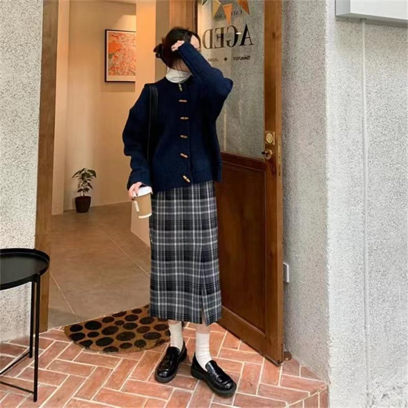 Simple Solid Color Retro Horn Buckle Design Sense Knitted Cardigan Women's Age-reducing Round Neck New Cardigan Jacket Women