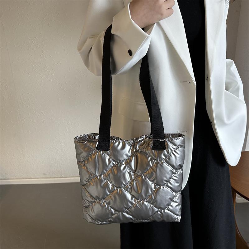 Chic And Spacious Simple Diamond Pattern Shoulder Bag For Everyday Use In 2023