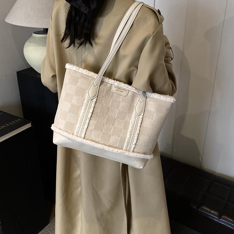 

Autumn and winter plush bag commuter tote bag women s 2025 new fashion popular shoulder bag large capacity hand bag белый