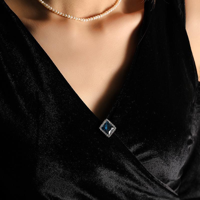 Elegant European and American Crystal Rhinestone Lapel Brooch Pin