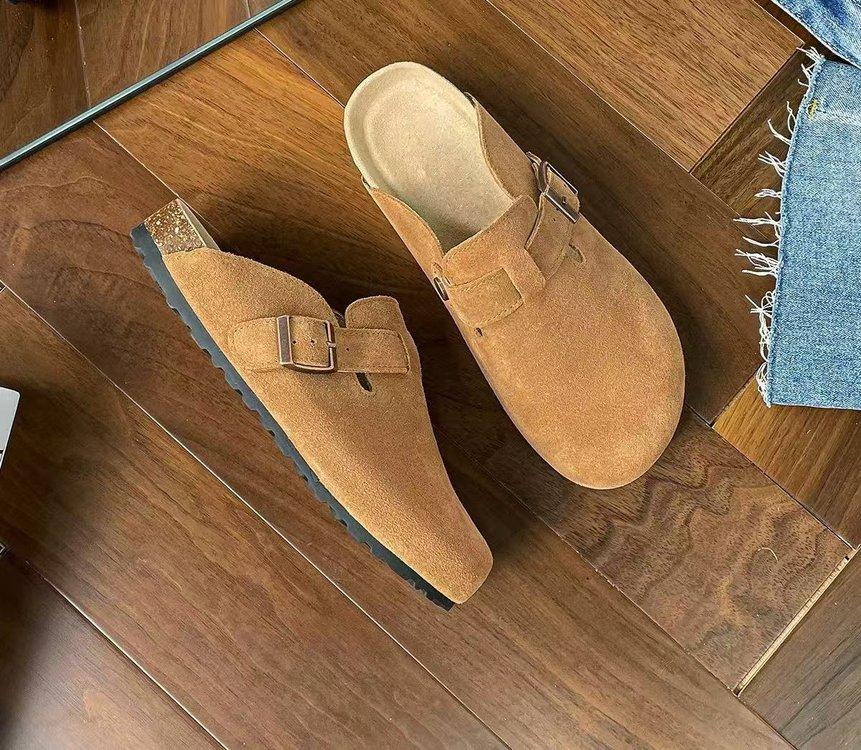 Women with one foot on Birkenstocks slippers will be popular in 2025, and the new versatile thick-bottomed bag head will be worn outside. Casual half 