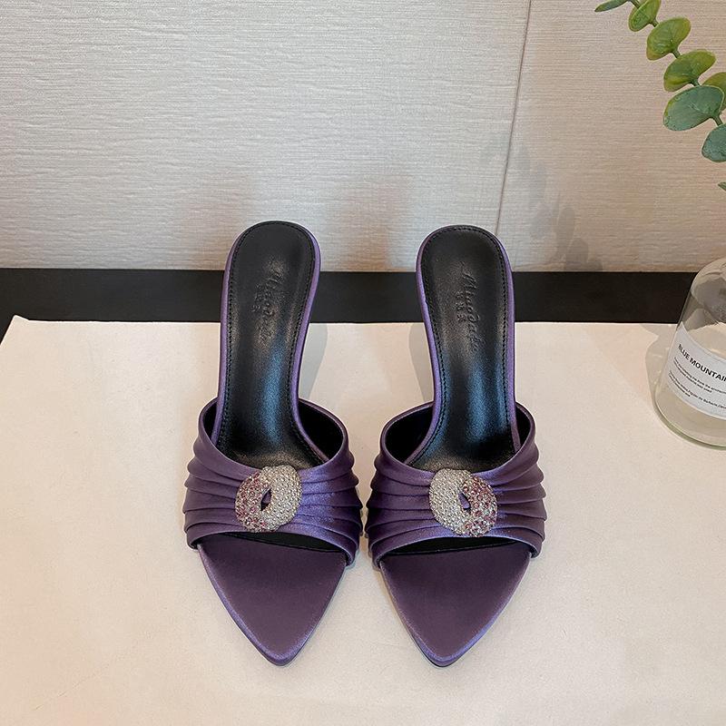 2025 Sommer neue spitze Satin Strass Metall Schnalle plissiert coole Slipper dünner Absatz tragen offen Zehen hohe Absätze Frauen