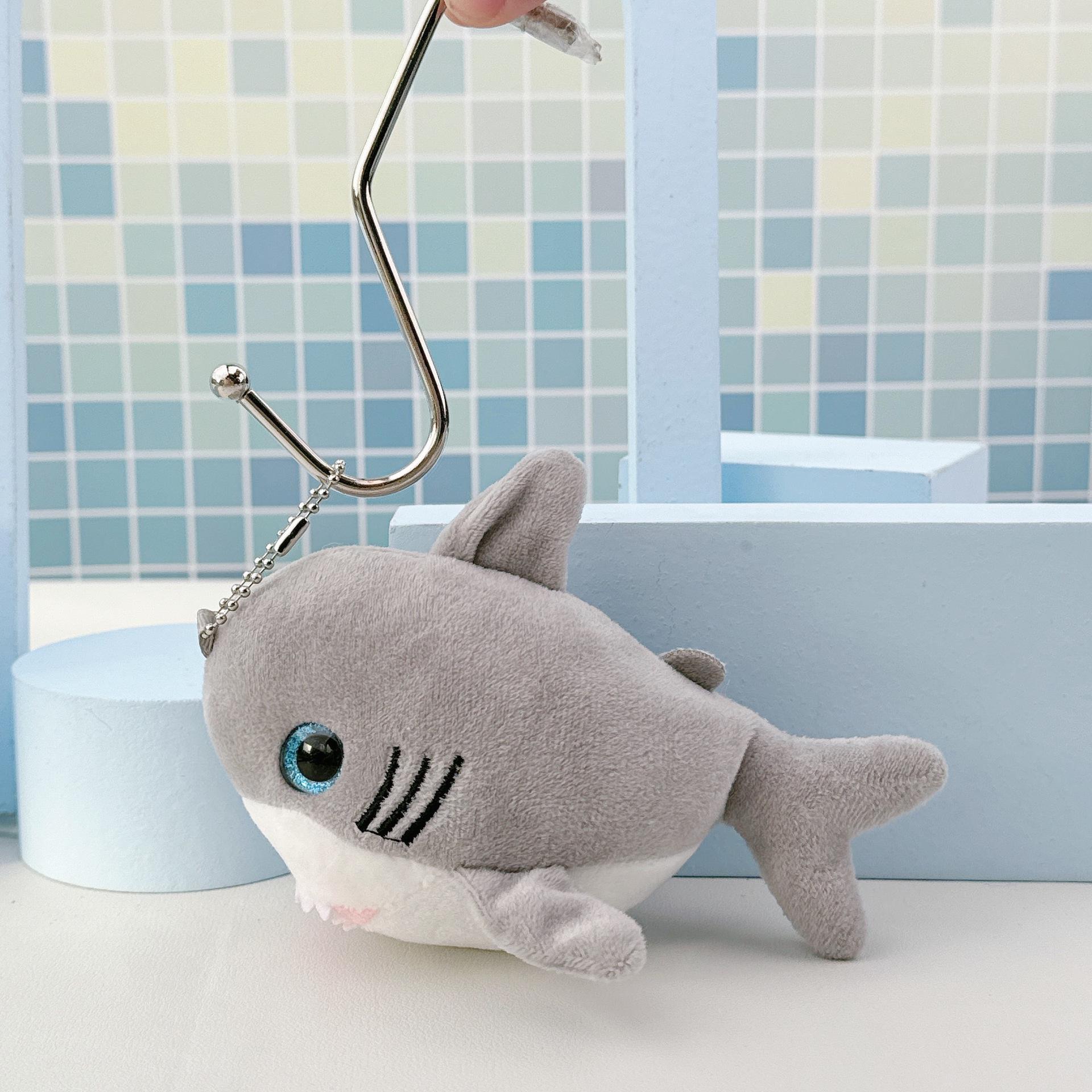 

Креативний плюшевий брелок у вигляді акули, що кусається - Веселий шарм для сумки або приз з ігрового автомата Height 11 cm