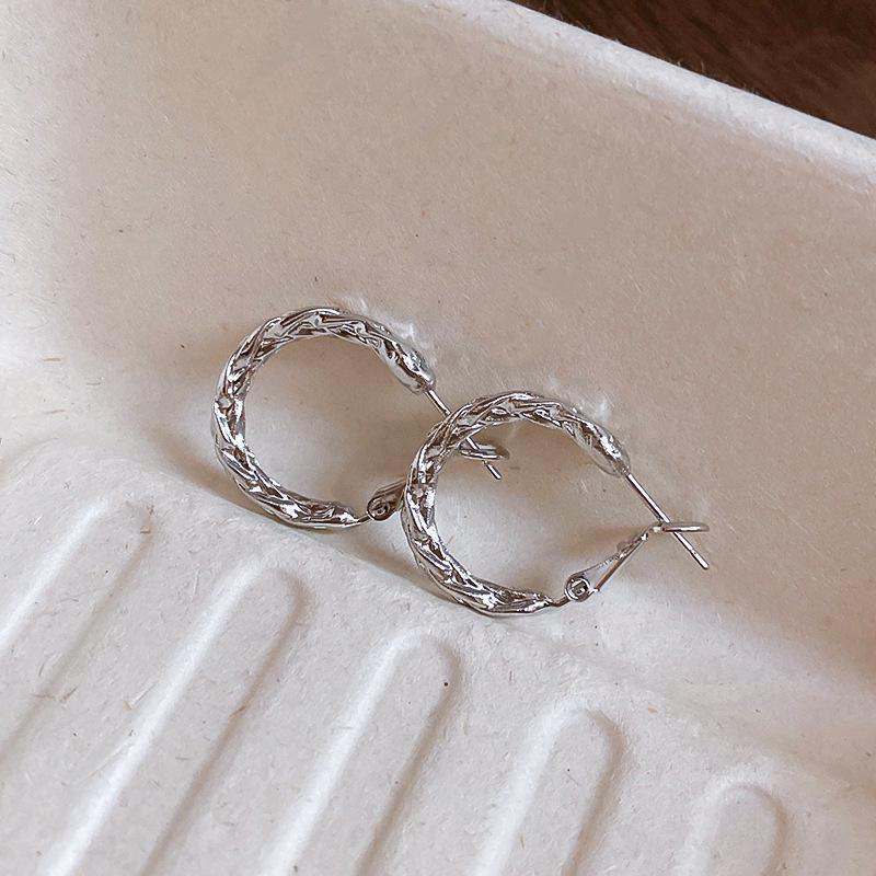Silver Needle Twist Metal Earrings: Cold Style, Versatile, Fashionable, High-End Light Luxury.