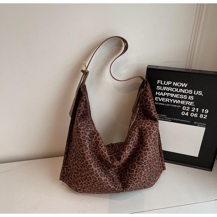 

Tote bag versatile new high-end simple leopard print commuter mother and child women s bag solid color niche casual shoulder bag tide темно-коричневого кольору