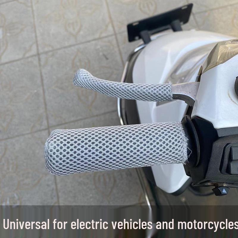 Universal Anti-slip Sweat-absorbent Motorcycle & Tricycle Ice Silk Handlebar Covers for All Seasons One Size