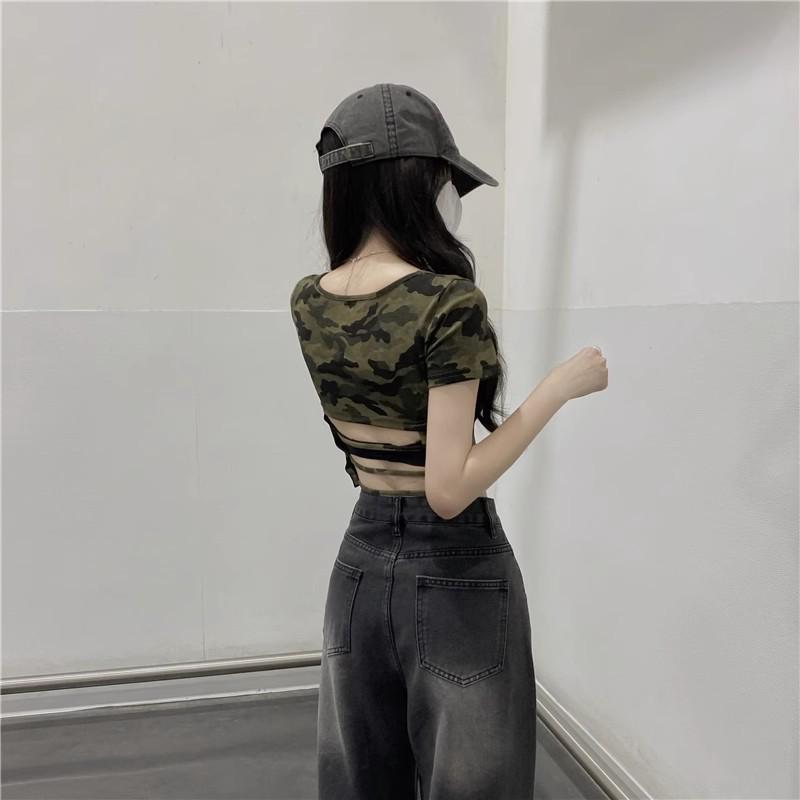 Trendiges Camouflage Crop Top - Figurbetonendes und vielseitiges Sommer-T-Shirt für zierliche Studentinnen