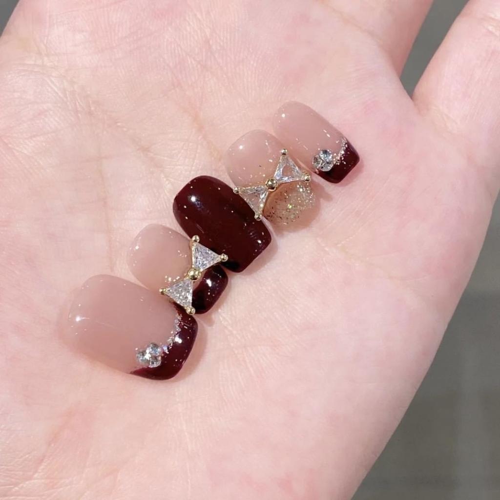 Pure Handmade Phototherapy Manicure Bordeaux Red Wear Nail Finished Cat Eye Nail Patch Showing Whiteness