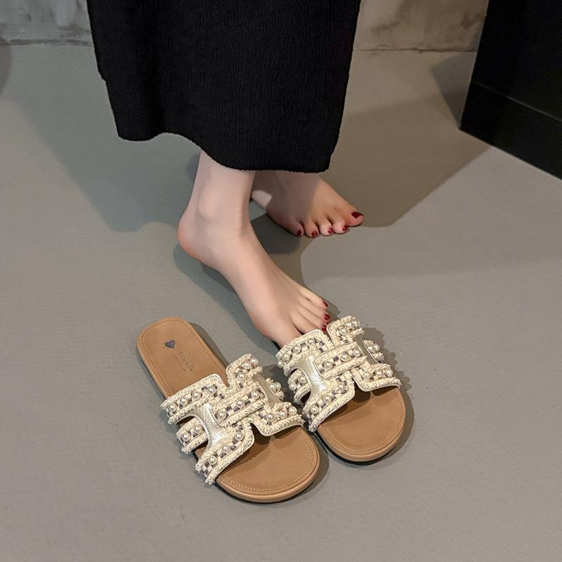 Pearl French holiday cool slippers women's summer wear 2025 new flat-bottomed non-slip with skirt gentle one-word slippers