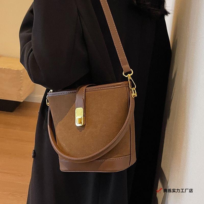 This Year, Popular Small Bags, Women's Bags, New Niche Retro Messenger Bags, High-end Matte Portable Bucket Bags.