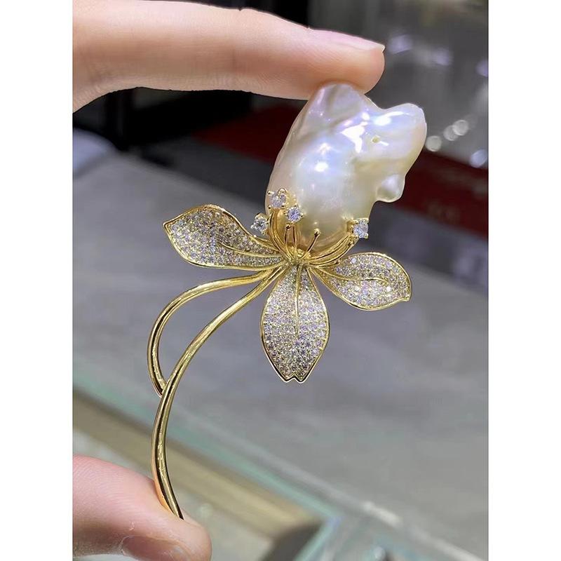 Lässige Brosche, vergoldetes Kupfer mit Zirkonstift, barocke Perlen-Corsage, leere Fassung