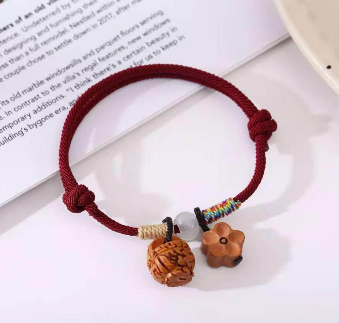 Браслет с красной нитью и пряжкой мира: Амулет из косточки персика и дерева грецкого ореха, подарок для мужчин и женщин