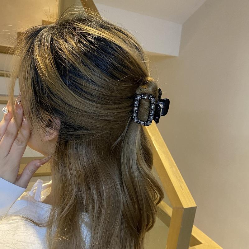 Elegant and luxurious Korean-style square hair clips with diamond embellishments for women