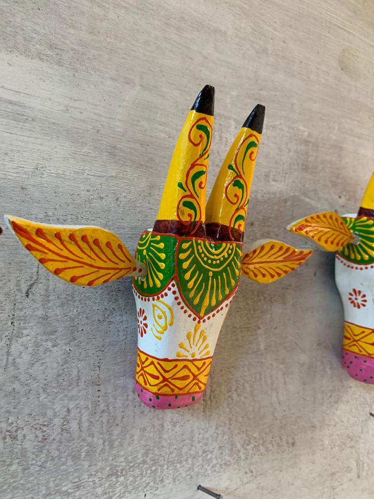 Hand-Painted Wooden Cow Head Wall Decor: Indian Farmhouse Art, Set of 2