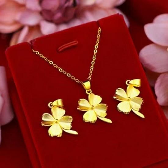 Elegant Four-Leaf Clover Gold Chain Necklace for Women - Versatile Pendant Style.