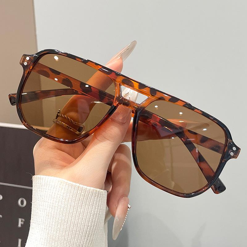 2025 Nové evropsko-americké nýtované čajově zbarvené čtvercové sluneční brýle s UV ochranou pro muže a ženy