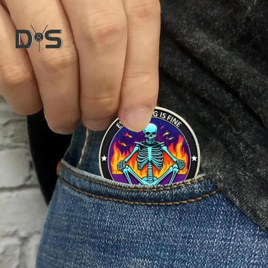 Kafatası Çöp Konteyneri Alev Madeni Para Renkli İskelet Meydan Madalyası Metal İlham Verici Cep Jetonu İş Arkadaşları Erkekler Kadınlar için Masa Aksesuarları
