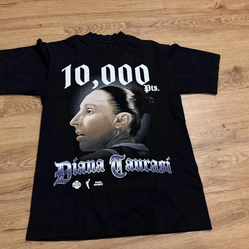 

Playa Society Черная футболка WNBA Дианы Таурази 10 000 очков Женская Маленькая Новая 3XL