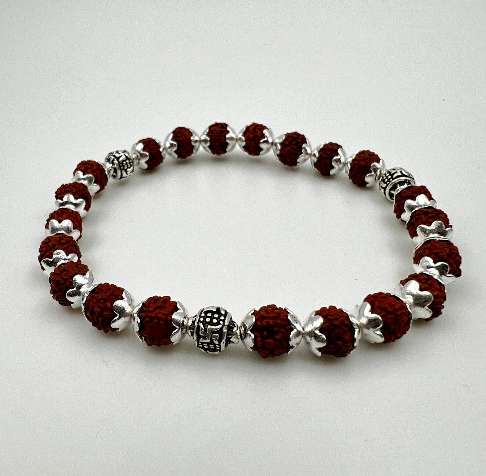 

Традиційний індуїстський браслет з рудракші з срібними роздільниками, Браслет духовної енергії, Традиційні індуїстські прикраси коричневий