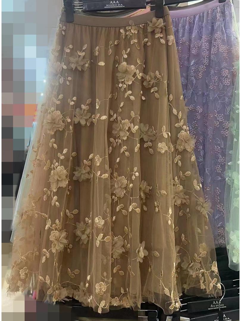 

Весна 2023 Юбка миди А-силуэта с высокой талией, стройнящая, с вышивкой цветами и двухслойной сеткой One Size хаки