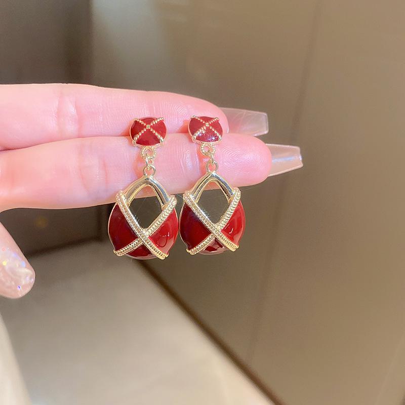 

Геометричні сережки-серця з полуницею та червоною емаллю: Елегантні ретро прикраси Срібна Голка