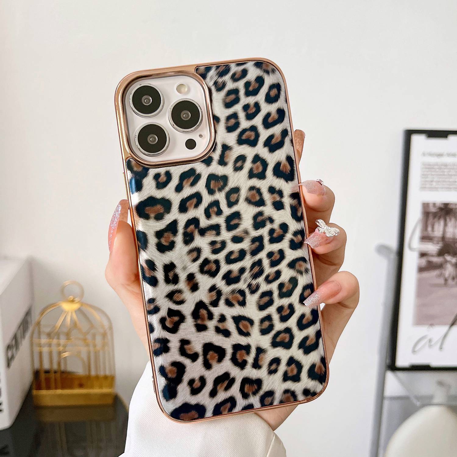 

For iPhone 14 6.1 inch Electroplating Anti-scratch Phone Cover Leopard Pattern Leather Coated TPU Case Silver