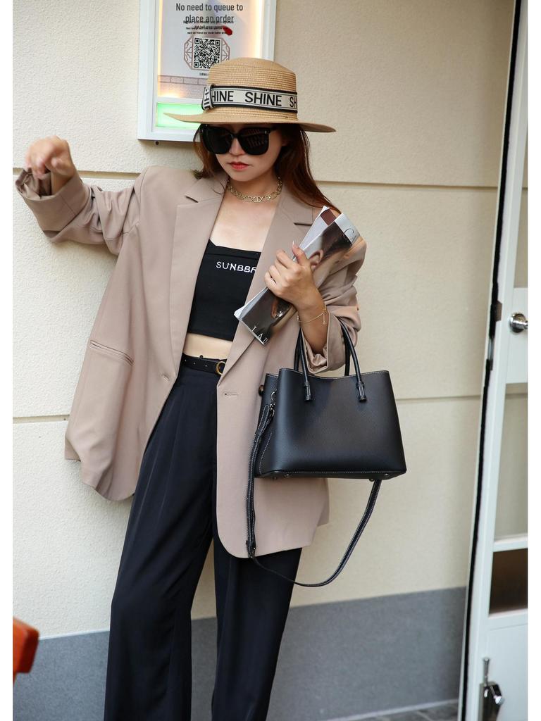 2025 Women's High-End Genuine Leather Shoulder, Handbag, and Crossbody Bag - Large Capacity, Luxurious Cowhide Commuter Design.