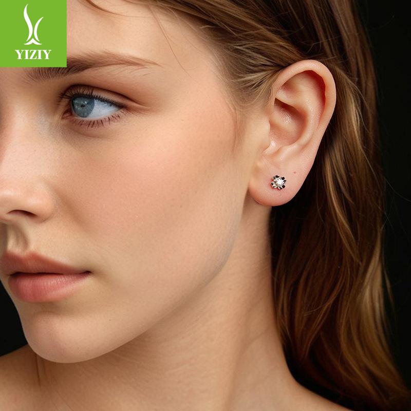 Small Fresh Four-Leaf Clover Moissanite Stud Earrings D Color Simple S925 Sterling Silver Mozzarella Diamond Stud Earrings