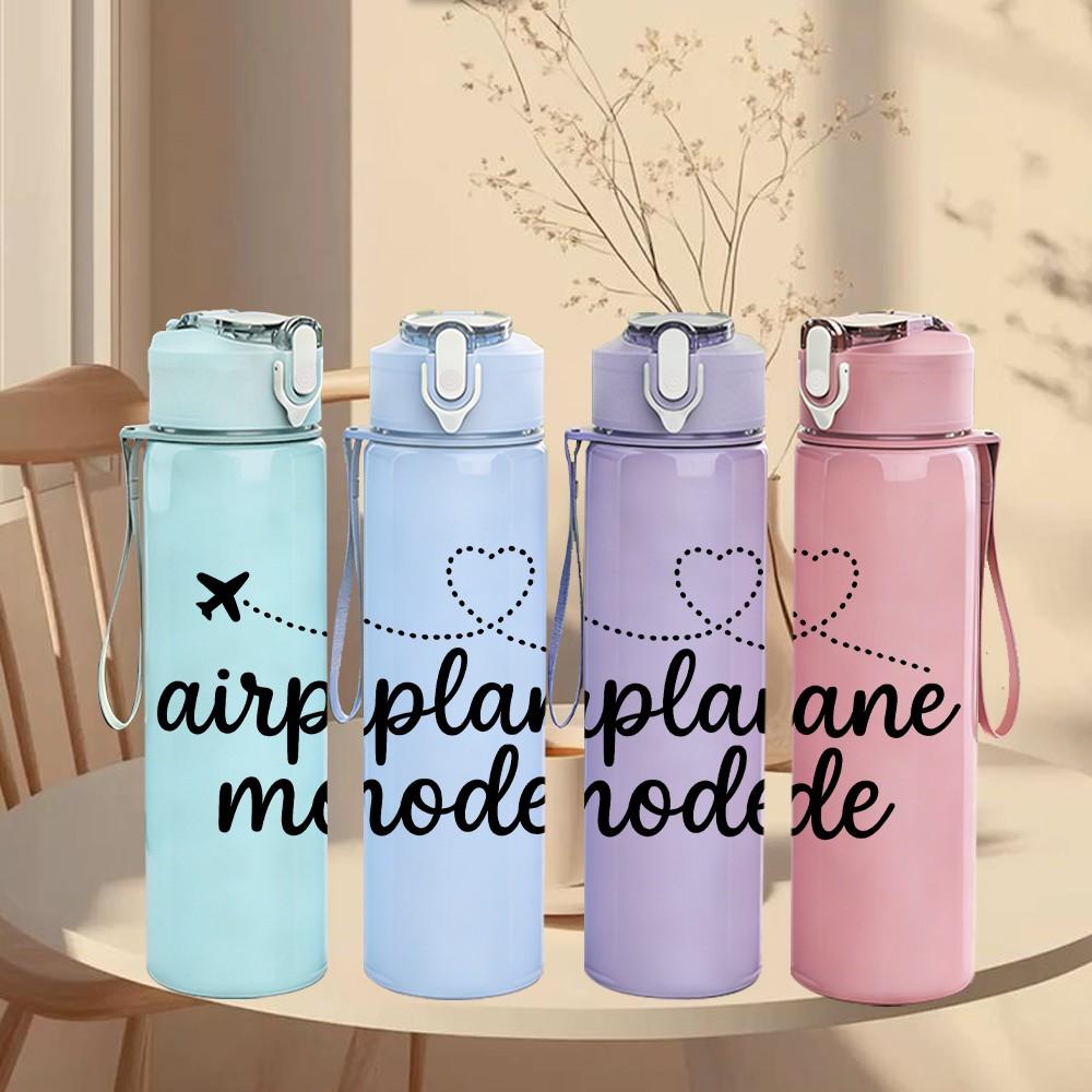 1PC Airplane Mode Cursive Letter 750ml Color Plastic Sports Water Bottle Leakproof Flip Straw Lid Suitable for Sports Office Home Use