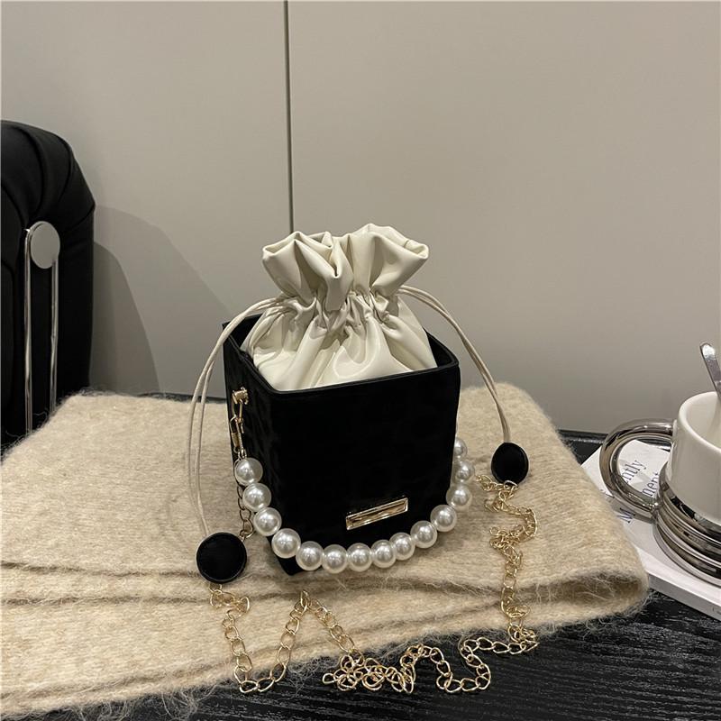 A Fashionable Crossbody Bag, A Niche Expression of A Single-shoulder Hand-held Bucket Bag