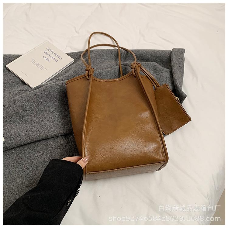 

New large-capacity retro shoulder bag 2025 high-end fashion women s bag soft-sided sewing thread portable commuter bag коричневий