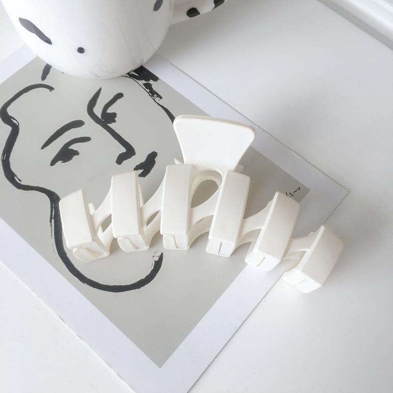 

Smooth Finish Fashionable Hair Claw Clips For Women Distinctive Wave Design In Attractive Shades StyleA