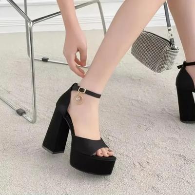 Sexy Peep Toe Dikke Hoge Hakken Sandalen voor Dameszomer Effen Kleur Platform Gespsluiting Bedekte Hakken Club Schoenen