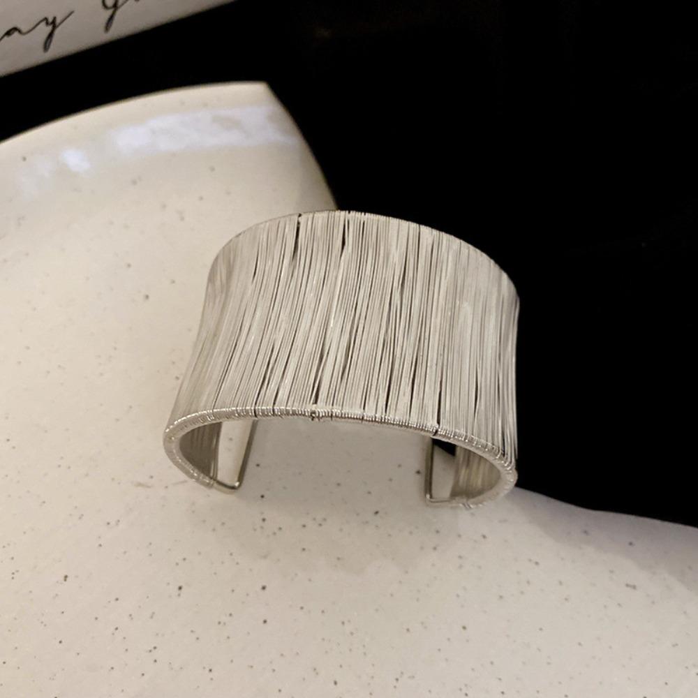 European and American Simple Bracelets, Arm Rings, Niche Cold Wind Temperament Bracelets, High-end Sense and Versatile Jewelry.