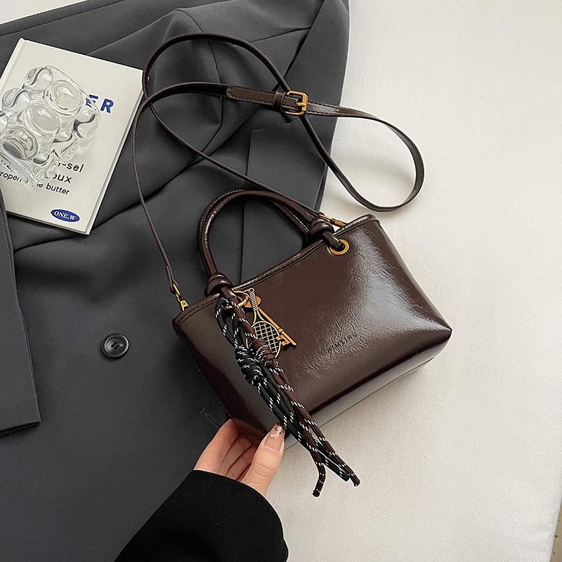 Simple and fashionable handbag 2025 winter new retro texture bucket bag solid color shoulder messenger bag