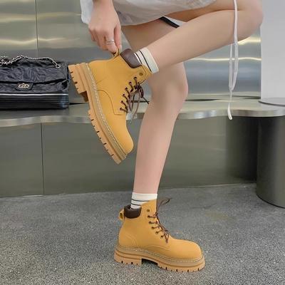 Mère raisin a les mêmes nouvelles bottines courtes d'automne et d'hiver, des baskets à semelles épaisses, de grosses bottes jaunes, des bottes Martin polyvalentes à lacets à bout rond.