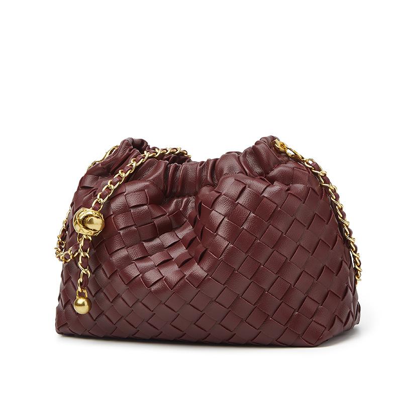 Borsa Tessuta con Catena a Palline Dorate - Borsa a Tracolla alla Moda con Tracolla e Design Pieghettato a Forma di Nuvola.