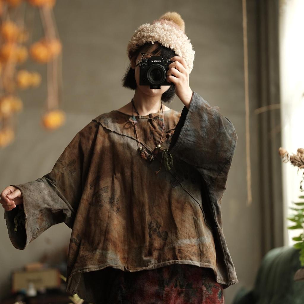 Altes Ton-Leichtbaumwoll-Retro-Hemd im chinesischen Stil mit schrägem Revers & Froschknöpfen - Pflanzengefärbt in Ascheton