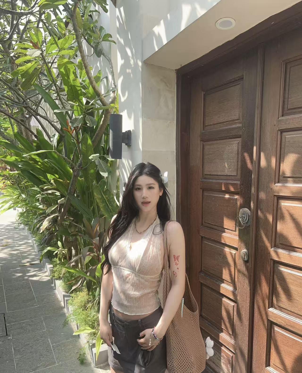 

Nude Lace V-Neck Long-Sleeve Halter Camisole with Mermaid Style XL абрикосовий