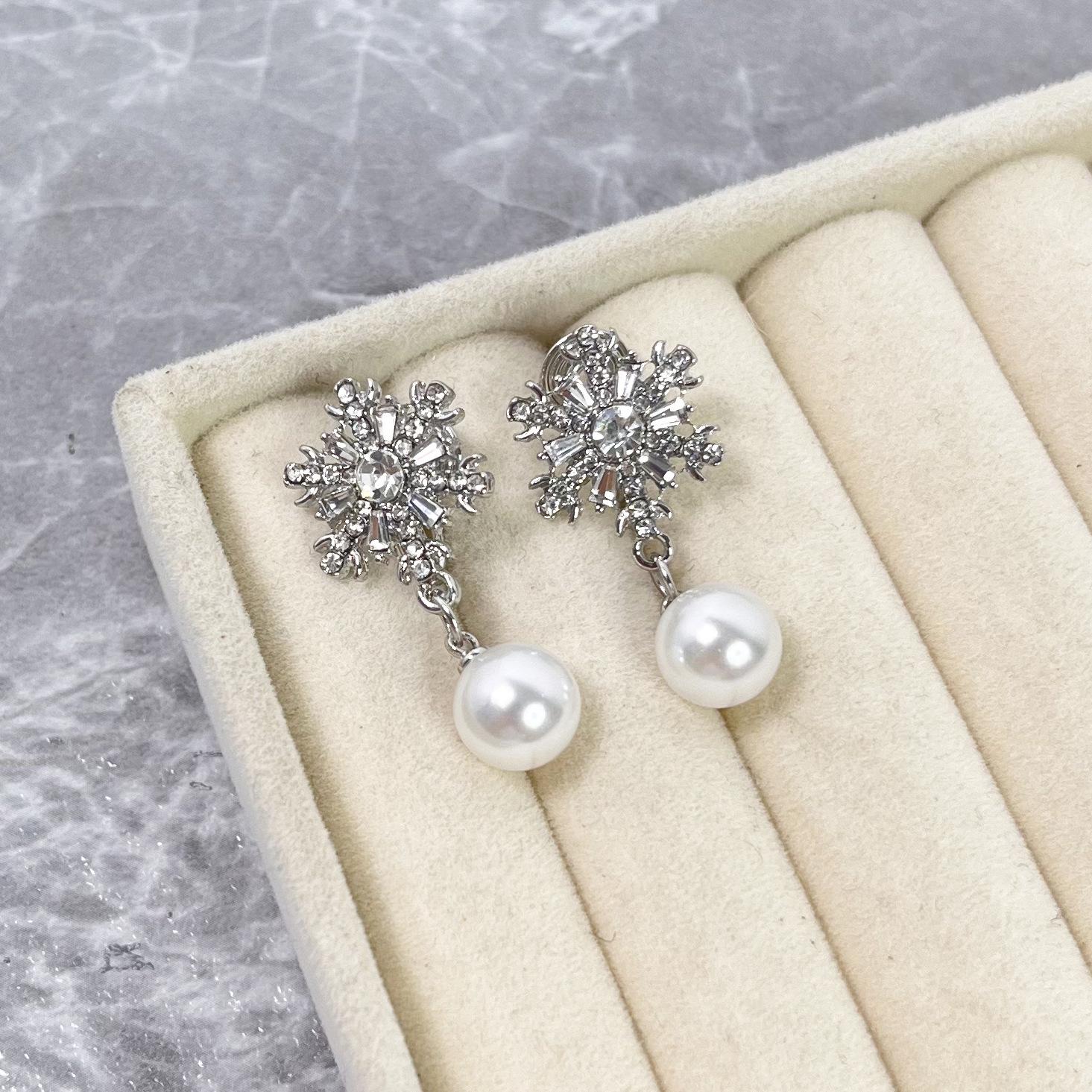 

Зимние серьги-клипсы с бриллиантовой снежинкой и жемчугом - Не требуют прокола