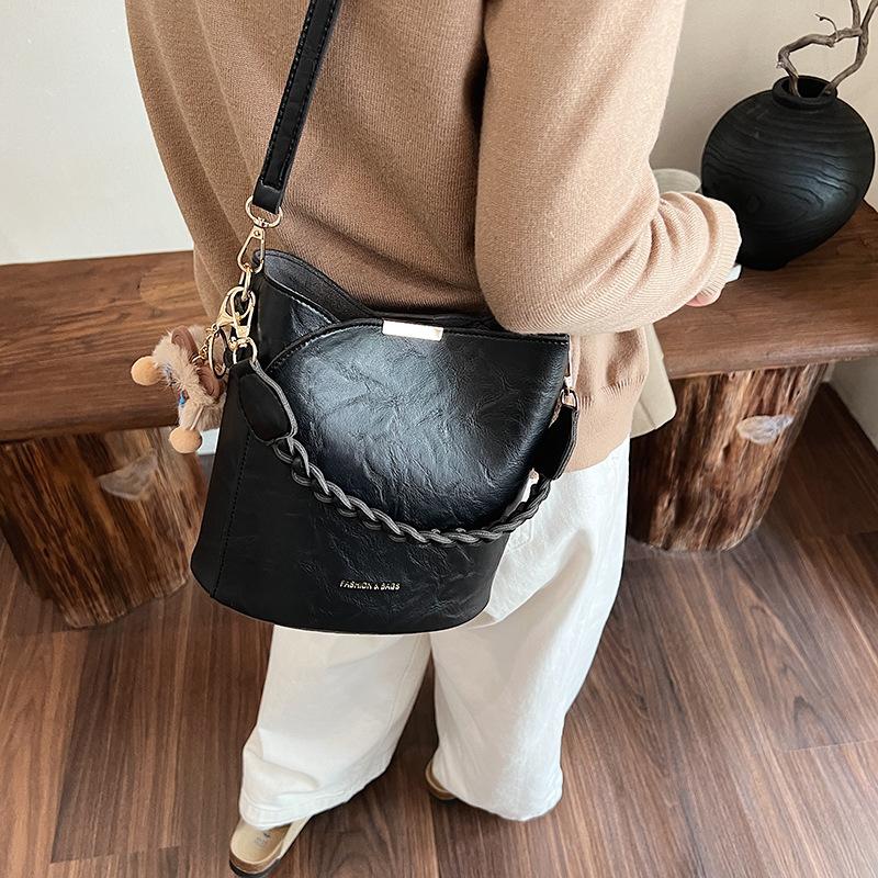 Niche design sense woven portable bucket bag messenger bag 2025 new model this year popular versatile texture small bag