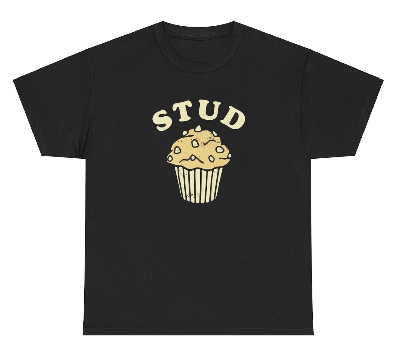 New Stud Muffin Meme T Shirt Funny Food Quote Pun Gen Z Ironic Silly Y2K Graphic Tee XL