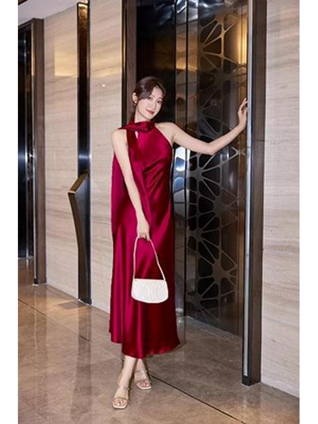 Elegantes französisches Acetatsilber-Neckholder-Abendkleid: High-End Society-Schmal geschnittenes Kleid